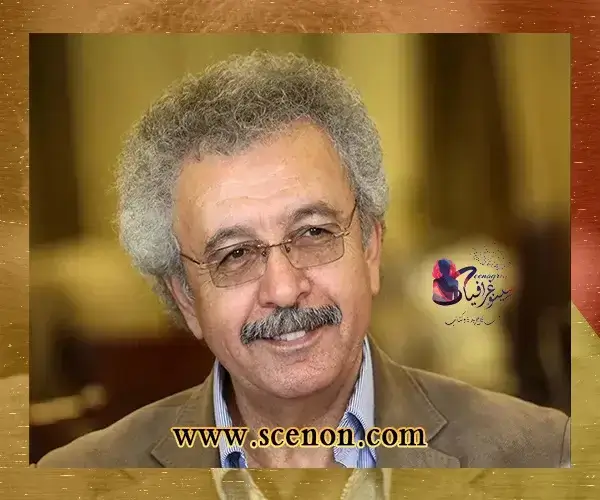 صورة الكاتب إبراهيم نصرالله ينظر مباشرة إلى الكاميرا، بتعابير وجه هادئة وخلفية بسيطة.