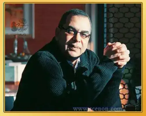 اقتباسات وأقوال احمد خالد توفيق، العرّاب الذي أحبه الجميع صورة للكاتب أحمد خالد توفيق ينظر بشكل جانبي مع يديه متشابكتين، تعبر عن عمق التفكير وراء اقتباسات وأقوال احمد خالد توفيق.