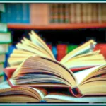 صورة لكتب مفتوحة ومكدسة، ترمز إلى أهمية القراءة واستكشاف "روايات عن الحب والحرب" التي تقدم قصصاً إنسانية عميقة.